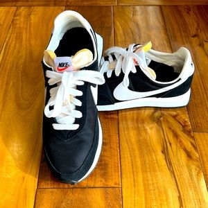 Nike waffle trainer boys, size 6, or fit women’s size 7